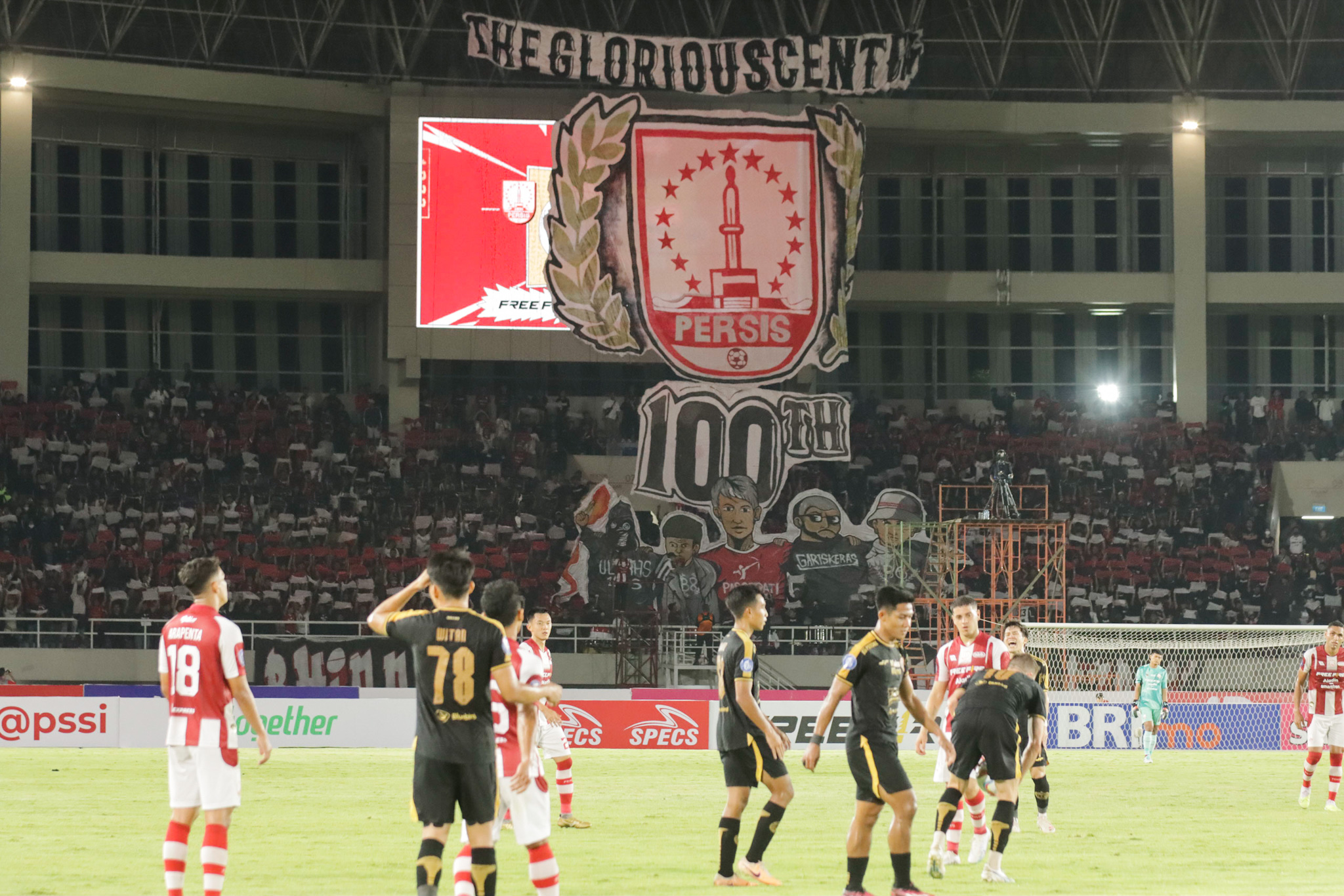 koreografi Pasoepati saat laga Persis Solo melawan Persija Jakarta di Stadion Manahan, Sabtu (30/9). (M. IHSAN/RADAR SOLO)