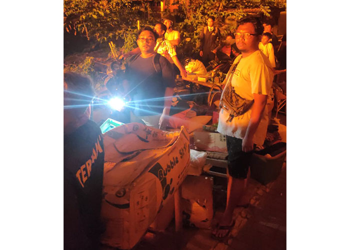 Warga di dekat lokasi kebakaran gudang rosok di Jalan Mojo, Kampung Joyosudiran RT 02 RW 12, Kelurahan Semanggi, Pasar Kliwon, Solo, mulai mengevakuasi harta benda.