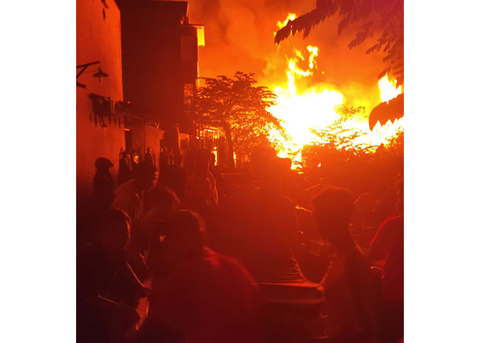 Warga terdampak kebakaran di Semanggi, Pasar Kliwon, berusaha menyelamatkan harta benda mereka, Selasa (3/10).