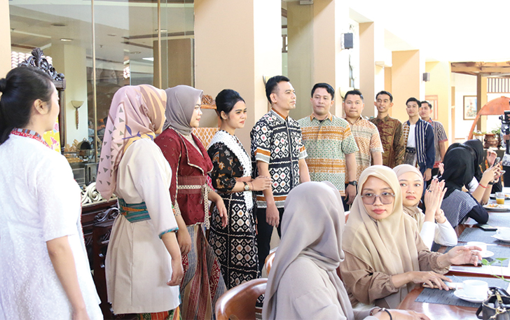 JADI MAGNET: Lorin Group menggelar fashion show batik yang memadukan nuansa etnik dan kebaya modern nusantara, Senin (2/10).