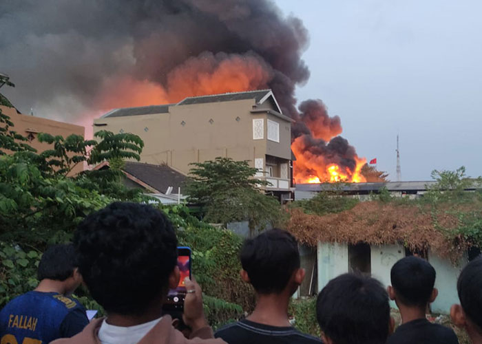 Kobaran api mendekati bangunan rumah dalam kebakaran gudang rosok di Jalan Mojo, Kampung Joyosuran RT 02 RW 12, Kelurahan Semanggi, Pasar Kliwon, Solo, Selasa (3/10)