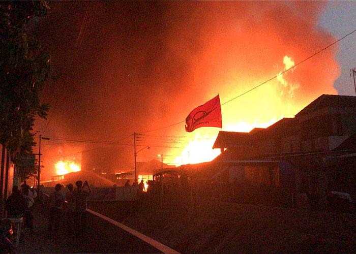 Kebakaran di Jalan Mojo, Kampung Joyosudiran RT 02 RW 12, Kelurahan Semanggi, Pasar Kliwon, Solo, kian membesar, Selasa (3/10).