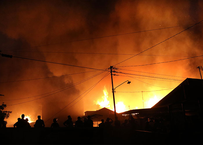 Warga melihat besarnya kebakaran di Kampung Joyosudiran, Pasar Kliwon, Selasa (3/10) malam.