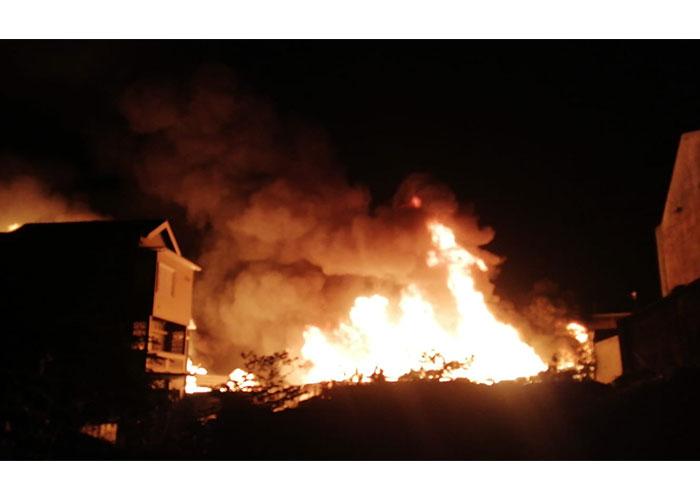 Kobaran api di Kampung Joyosudiningrat, Semanggi, Pasar Kliwon yang semakin membesar dan mendekati rumah warga, Selasa (3/10).