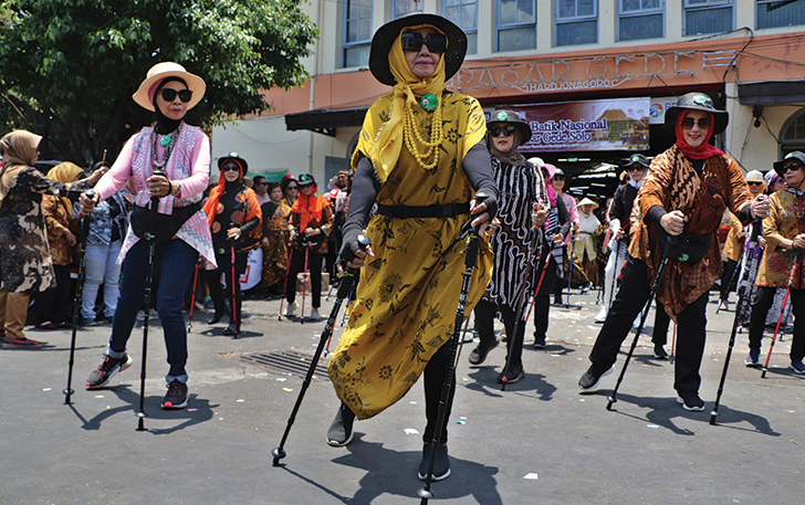 WARISAN BUDAYA: Aksi para pengunjung bersama pedagang dan buruh gendong di Pasar Gede menyemarakkan Hari Batik Nasional di halaman Pasar Gede, kemarin (2/10).