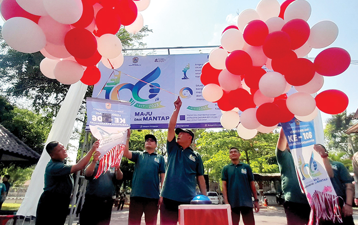 Bupati Karanganyar Juliyatmono dan Wakil Bupati Karanganyar Rober Christanto launching logo Hari Jadi Ke-106 Kabupaten Karanganyar di halaman kantor Bupati Karanganyar, kemarin (2/10) pagi.