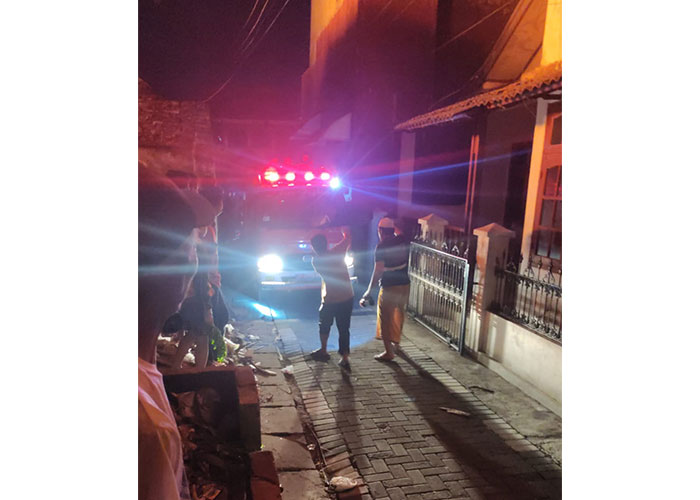 Mobil pemadam kebakaran (damkar) kesulitan menjangkau lokasi kebakaran di Kampung Joyosudiningrat, Semanggi, Pasar Kliwon.