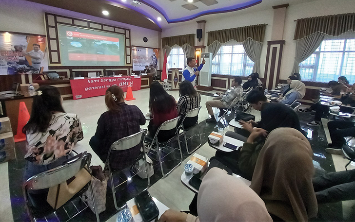 Instruktur Safety Riding AHM memberikan materi teknik dan tips keselamatan berkendara kepada&nbsp;para mahasiswa. AHM beri pengetahuan keselamatan berkendara bagi 4.706 mahasiswa dari 29 universitas.