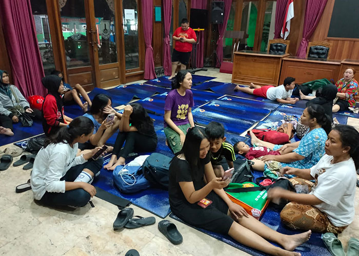 Sejumlah keluarga terdampak kebakaran Kampung Joyosudiran, Pasar Kliwon, mengungsi di pendapa kelurahan, Selasa (3/10) malam.