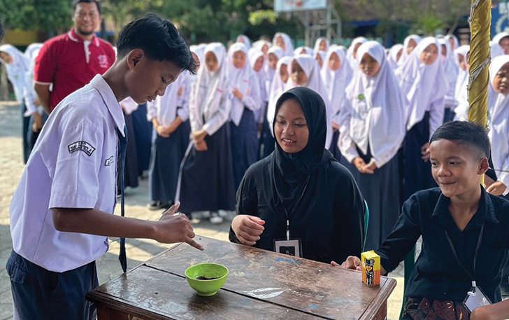 BERDEMOKRASI: Siswa SMP N 2 Gemolong celupkan jari ke tinta usai menyumbangkan suara dalam pilketos, kemarin.