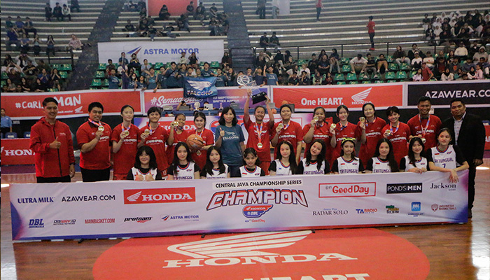TINTA EMAS: Tim putri SMA Tritunggal Semarang juara Honda DBL musim ini.