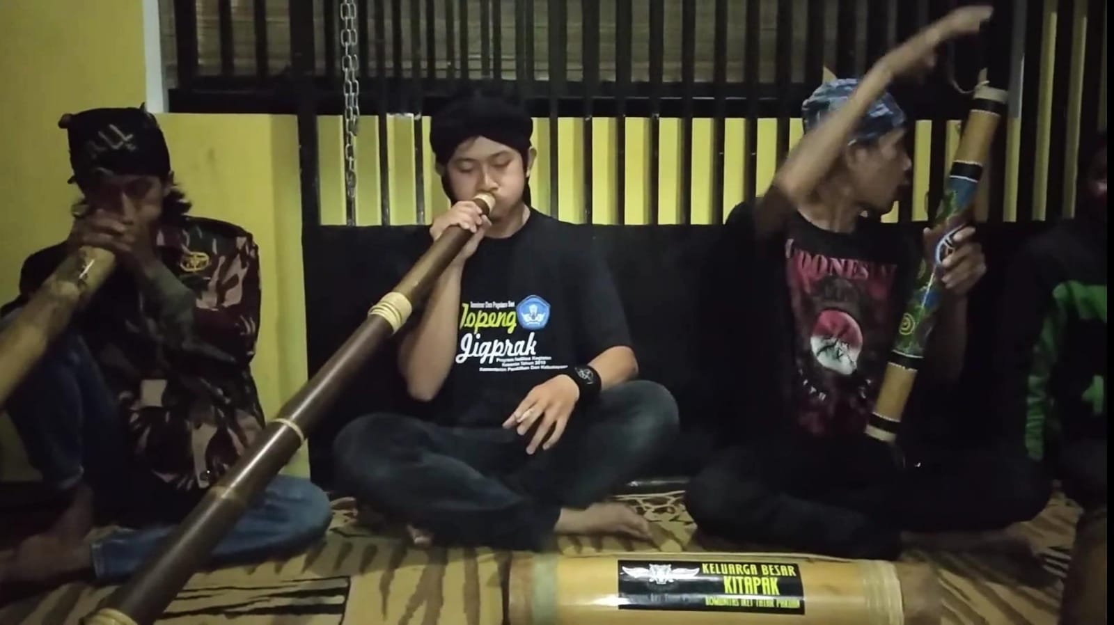 Alat musik tiup tradisional yang ada di Jawa.