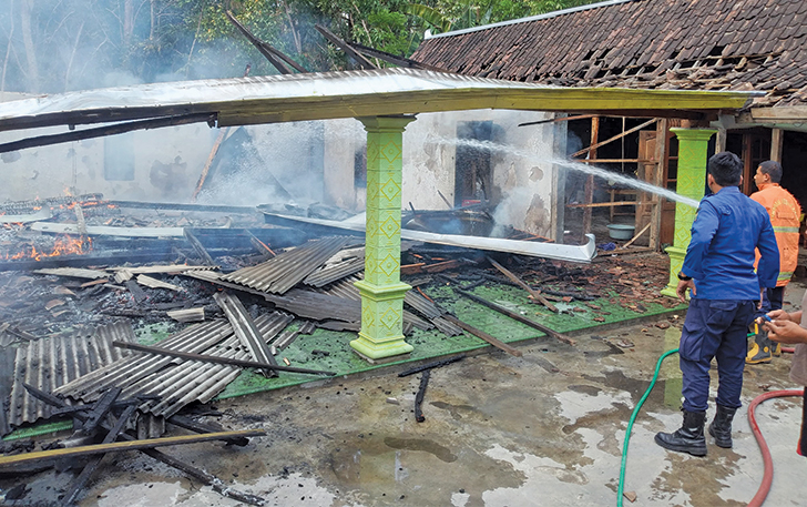 HABIS : Kebakaran rumah di Dusun Kunti Kidul, Desa Kunti, Kecamatan Andong pada Selasa (3/10).