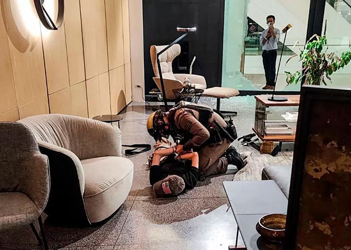 Pelaku penembakan brutal di Thailand yang baru berumur 14 tahun ditangkap pihak kepolisian.