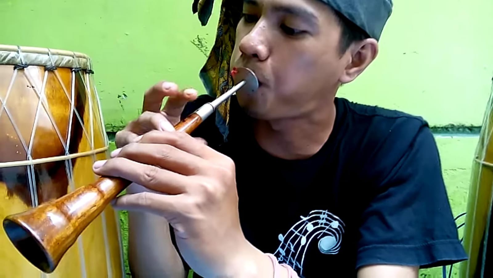 Puik-Puik, alat musik tiup khas Makassar.