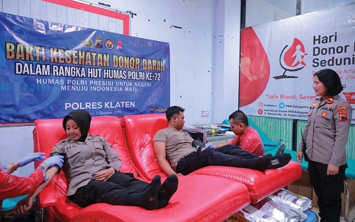 BERI MANFAAT: Donor darah Hari Jadi Ke-72 Humas Polri di Polres Klaten.