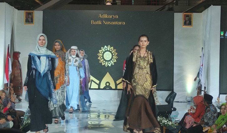 Peragaan busana batik dalam pembukaan Adikarya Batik Nusantara 2023 di Solo Square Mall, Kamis (5/10/2023).