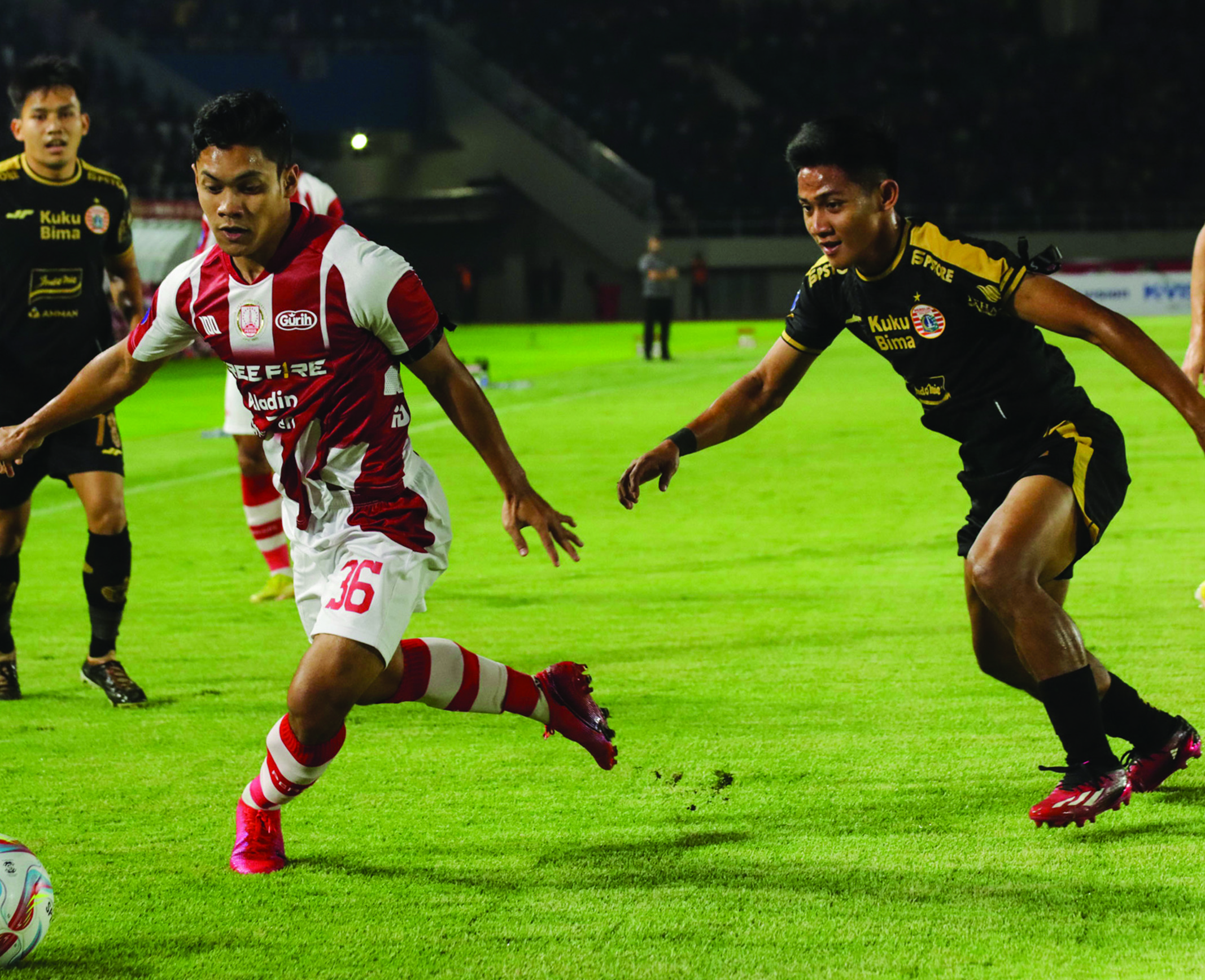 POTENSIAL: Winger Persis Solo Althaf Indie (kiri) saat berebut bola dengan pemain Persija Jakarta di Stadion Manahan, Sabtu (30/9).