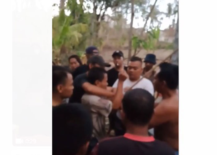 Warga mengevakuasi Ag, pria asal Banyusri, Kecamatan Wonosegoro, Boyolali, yang nekat terjun ke dalam sumur, Kamis (5/10).