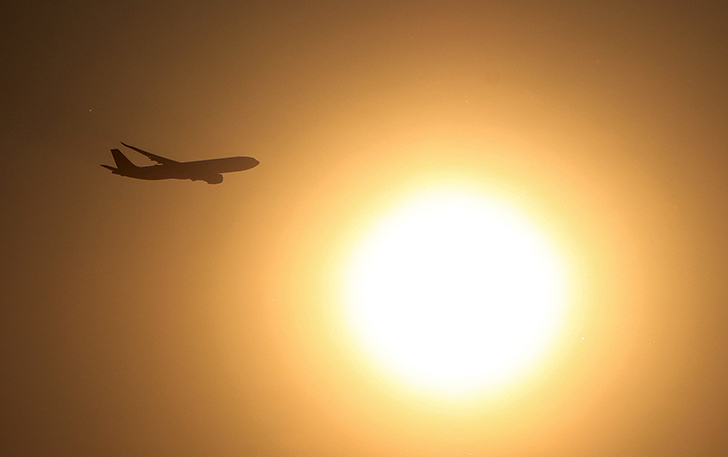 SUNSET: Sebuah pesawat terbang dari Bandara Adi Soemarmo.
