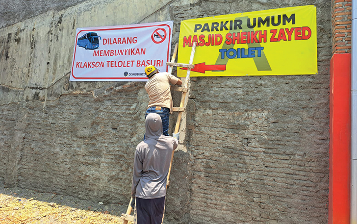 PENGUMUMAN: Pemasangan larangan bus membunyikan klakson telolet, kemarin.