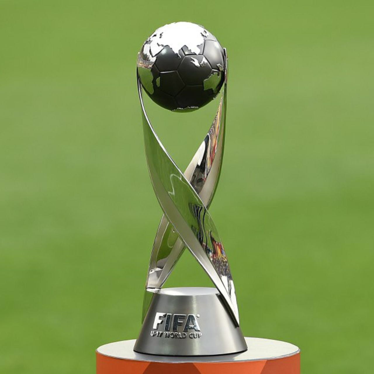 SIAP DIPEREBUTKAN: Bentuk trofi Piala Dunia U-17 yang evennya akan digelar di Indonesia.
