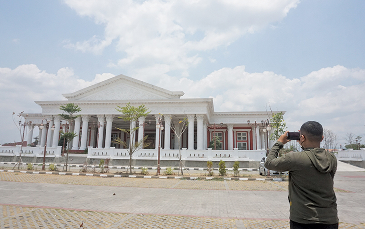 DILENGKAPI TEMPAT IBADAH: Gedung pertemuan Grha Bung Karno di Kelurahan Buntalan, Kecamatan Klaten Tengah.