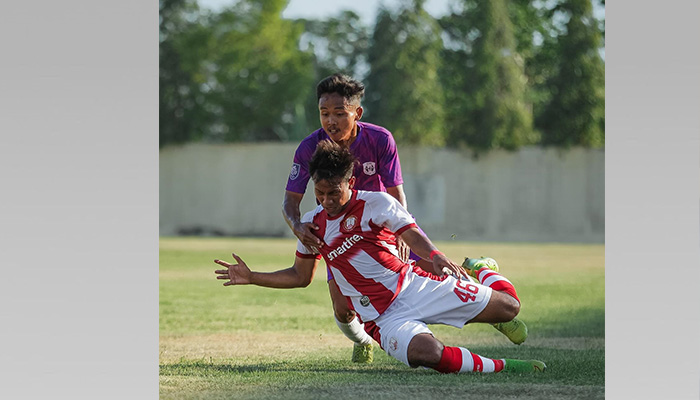 BERJIBAKU: Striker Persis Solo U-20 Wahyu Agong (kiri) berebut bola dengan pemain RANS U-20 di Stadion Gemilang (1/10).