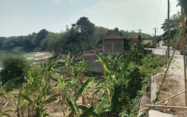 TAK BERIZIN: Rumah makan dan kos di tepi sungai Bengawan Solo, Desa Katelan, Kecamatan Tangen, kemarin (5/10).