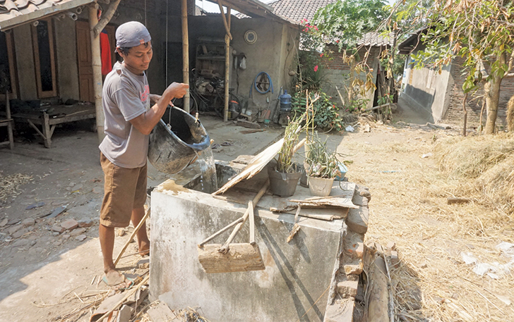 KRISIS AIR: Warga Desa Tumpukan, Kecamatan Karangdowo saat memasukan air yang di dapat dari dropping BPBD Provinsi Jawa Tengah ke bak penampungan.