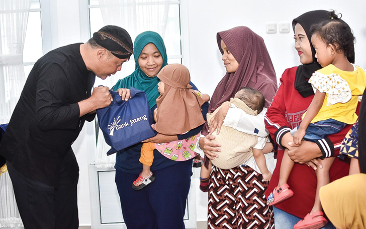 BERI PERHATIAN: Bupati Karanganyar Juliyatmono memberikan bantuan kepada anak-anak. Hal ini upaya mencegah kasus stunting di Karanganyar.