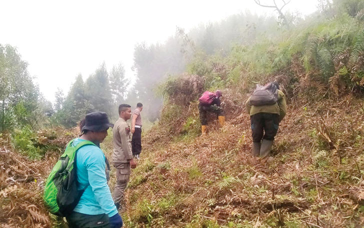 KERJA KERAS: Tim gabungan melakukan proses pemadaman api di kawasan Gunung Lawu, Karanganyar secara manual kemarin (5/10).