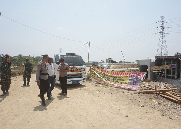 Spanduk tuntutan warga di proyek Jalan Tol Solo-Jogja, Desa Gatak, Kecamatan Ngawen, Jumat (6/10)