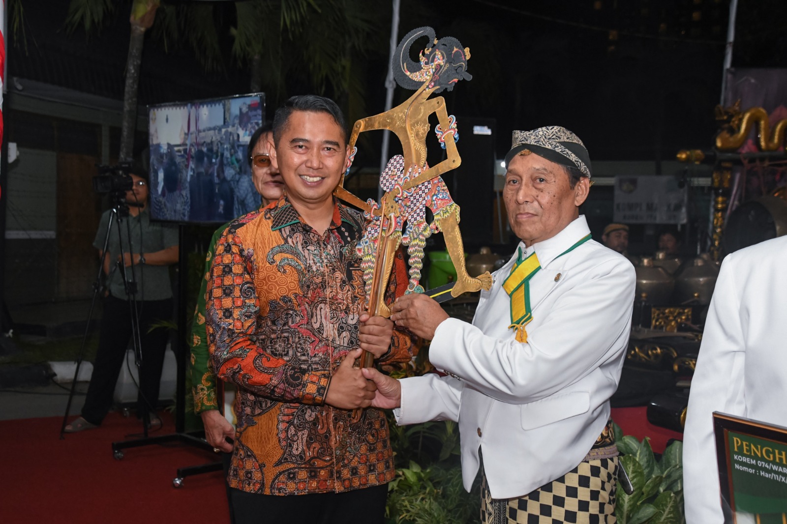 Penyerahan tokoh wayang kulit kepada Danrem 074/Warastratama Kolonel Inf Ali Akhwan. Dalam rangka HUT TNI, Korem 074/Warastratama menyelenggarakan pagelaran wayang kulit serentak di 7 titik.