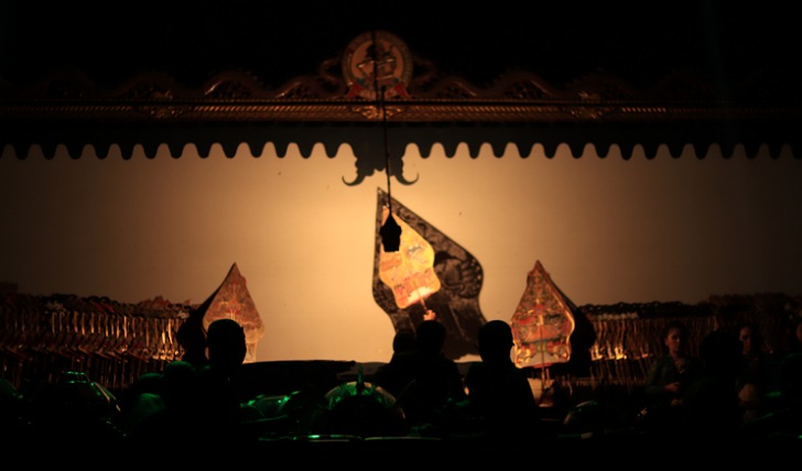Pagelaran wayang kulit berlakon Bimo Krido dalam peringatan HUT ke-78 TNI di Lapangan Mako Grup 2 Kopassus Kandang Menjangan, Kecamatan Kartasura, Kabupaten Sukoharjo, Jumat (6/10/2023) malam.