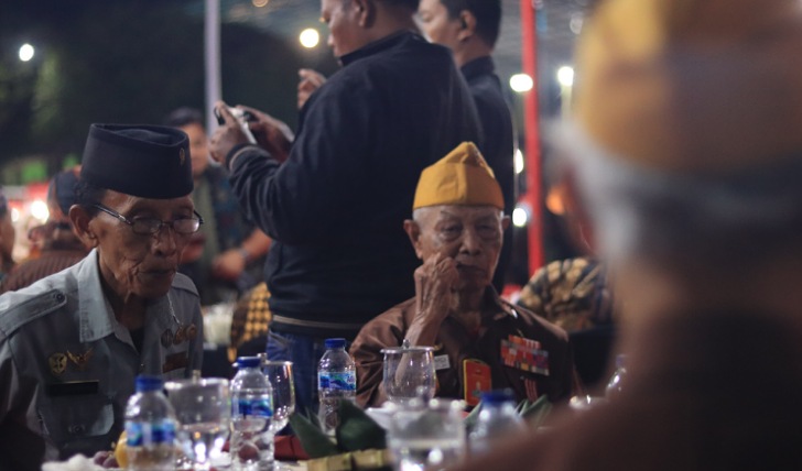 Para veteran turut hadir dalam pagelaran wayang kulit peringatan HUT ke-78 TNI di Lapangan Mako Grup 2 Kopassus Kandang Menjangan.
