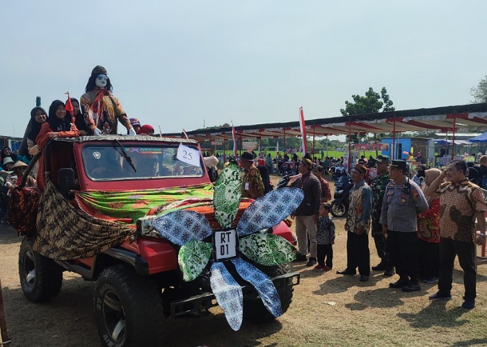 Peserta menghias mobil Jeep dengan kain batik saat mengikuti karnaval di lapangan Desa Kliwonan, Kecamatan Masaran, 2 Oktober lalu.