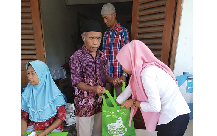 KONTINYU: Pembagian paket sembako untuk penanganan stunting di Kecamatan Musuk, belum lama ini.