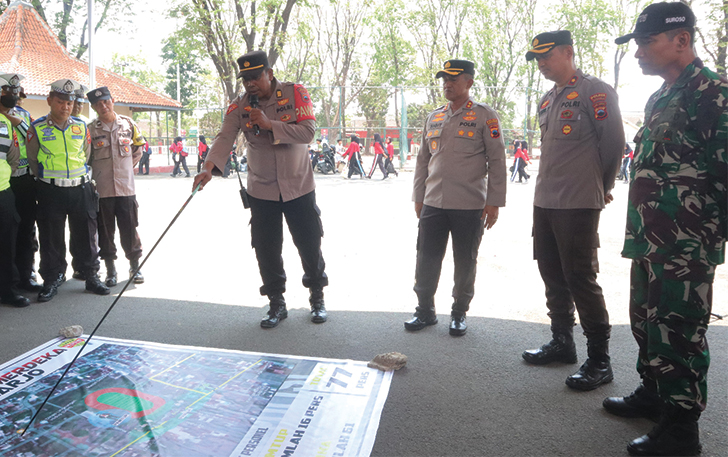 JAMIN KEAMANAN: Kapolres Sukoharjo AKBP Sigit saat memimpin apel pengamanan piala Soeratin U17, Sabtu (8/10).
