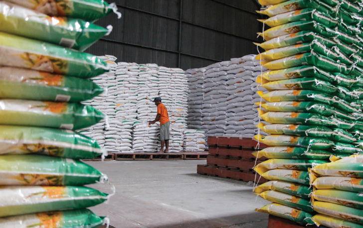 MURAH: Stok beras SPHP di gudang Bulog Kartasura. Pembelian beras jenis ini di ritel modern dibatasi maksimal 10 kg per hari.