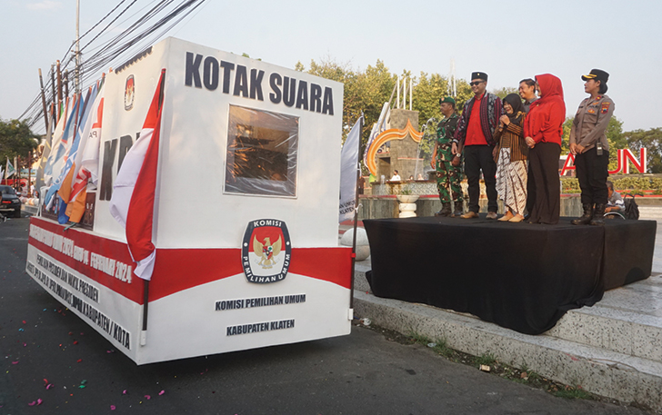 ANGGA PURENDA/RADAR SOLO PELEPASAN: Ketua KPU Klaten Kartika Sari Handayani dan Bupati Klaten Sri Mulyani berserta jajaran Forkopimda saat melepas Kirab Pemilu 2024 di Alun-alun Klaten, Sabtu (7/10).