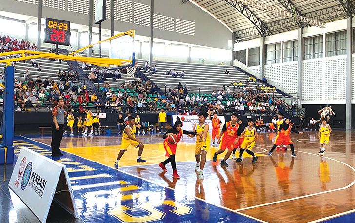 PEMBIBITAN: Pelaksanaan Popda Kota Bengawan cabor basket pada kelas SD di Sritex Arena, Senin (9/10).
