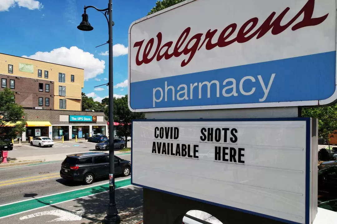 Sebuah papan iklan yang menunjukkan vaksin COVID tersedia di Apotek Walgreens, Somerville, Massachusetts, Amerika Serikat pada 14 Agustus 2023.