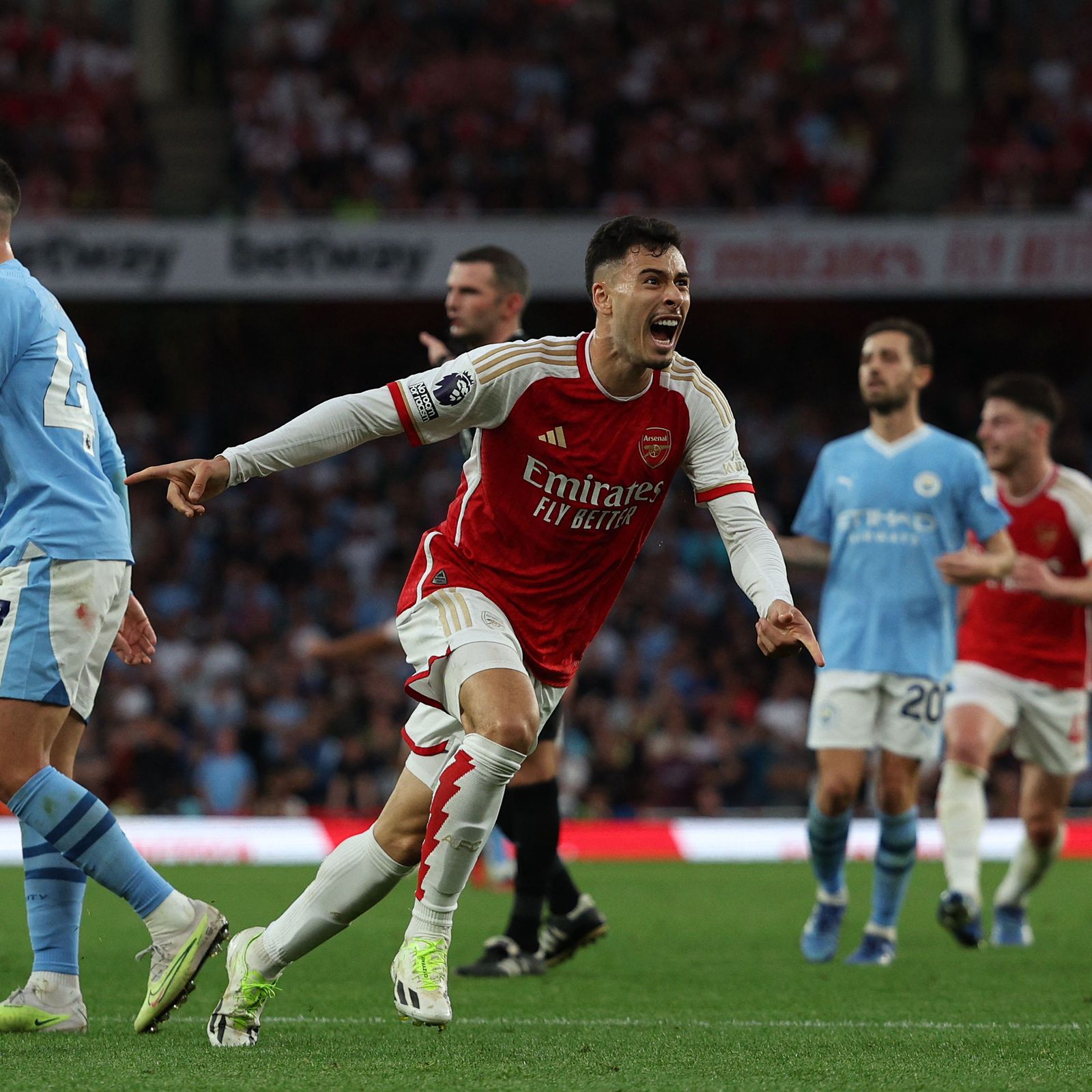 Martinelli melakukan selebrasi atas tendangan supernya yang berhasil menjebol gawang Ederson. Dalam laga ini, Arsenal menang 1-0 atas juara bertahan Manchester City.