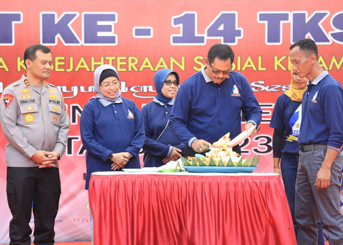 Pj Gubernur Jateng Nana Sudjana saat menghadiri acara Bhakti Sosial TKSK di Kawasan Industri Terpadu Batang, Senin (9/10).