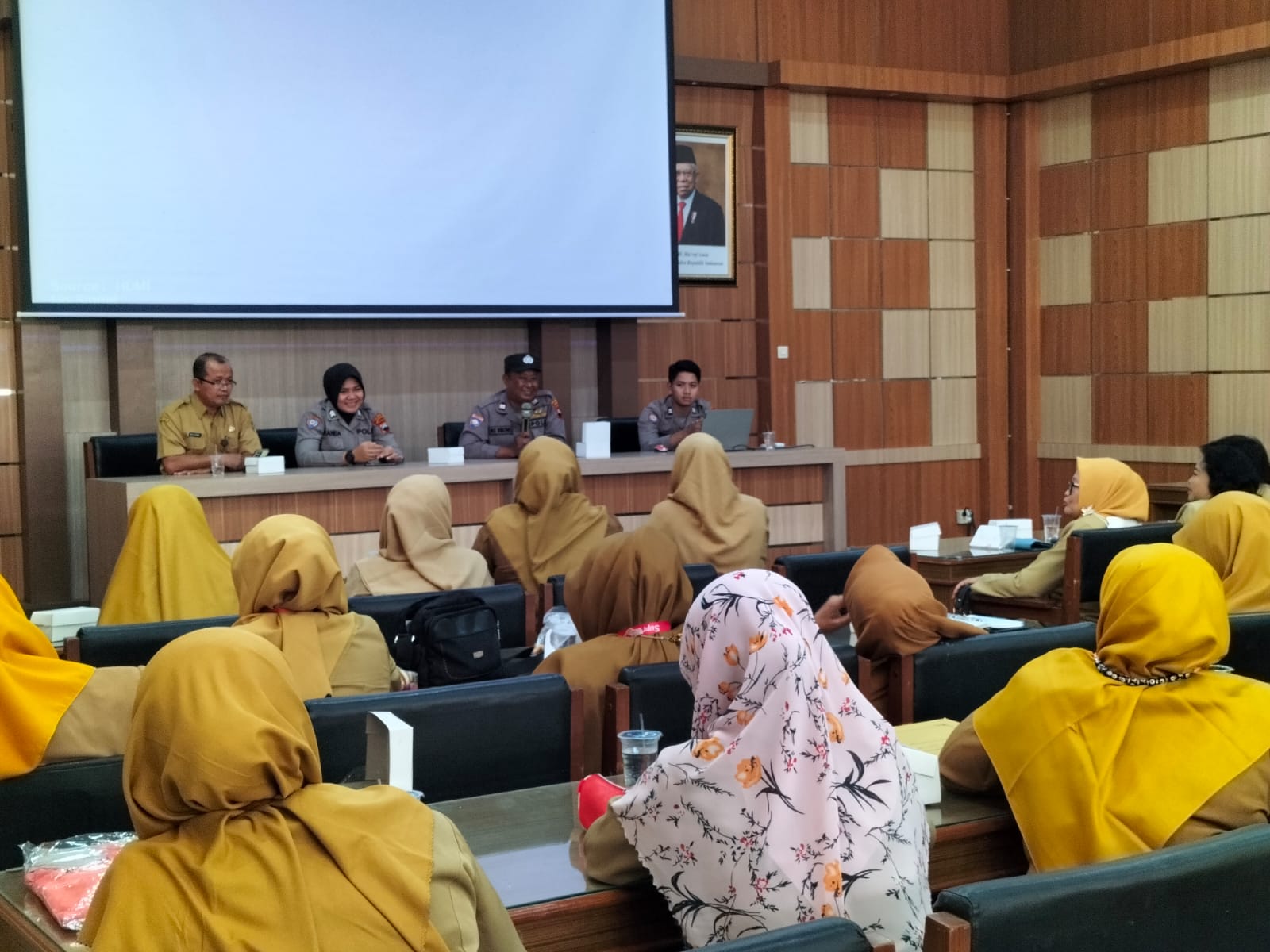 Polres Boyolali memberikan sosialisasi kepada tenaga kependidikan menindaklanjuti tawuran yang melibatkan pelajar di aula Disdikbud Boyolali, Senin (9/10/2023)