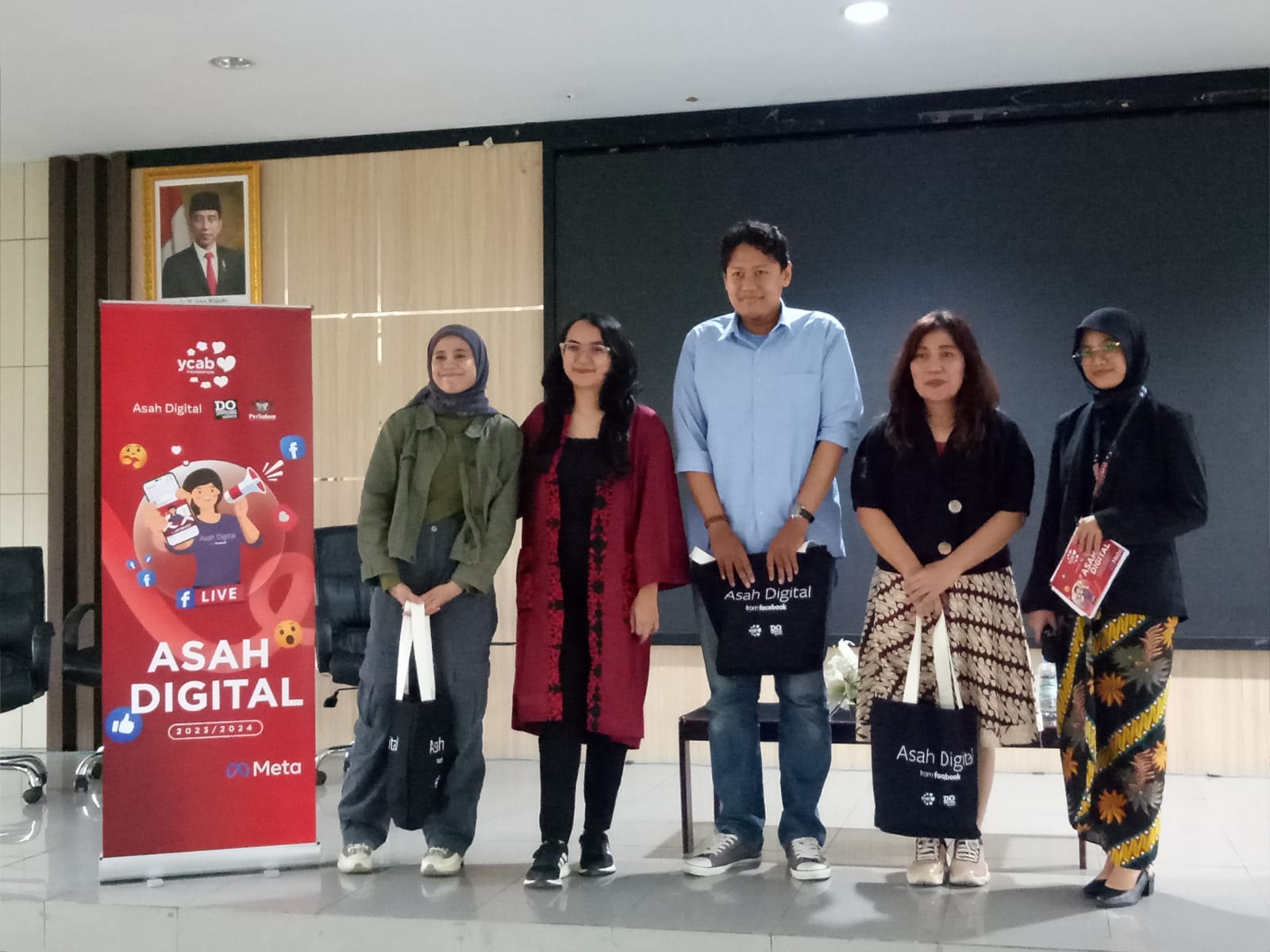 Yayasan Cinta Anak Bangsa Foundation bersama META and&nbsp;Do Something Indonesia&nbsp;menggelar Program Asah Digital 3.0 di Fakultas Ekonomi dan Bisnis UNS, Selasa (10/10/2023).