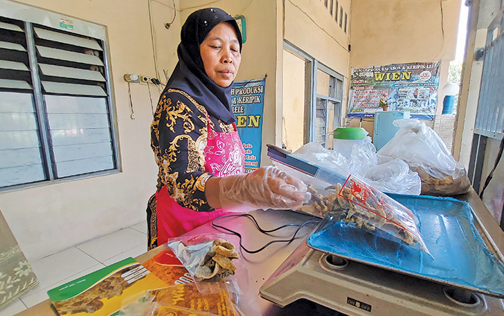 EKSPOR : Produksi keripik dan abon lele rumahan di Kampung Lele, Desa Tegalrejo, Kecamatan Sawit rambah pasar luar negeri.