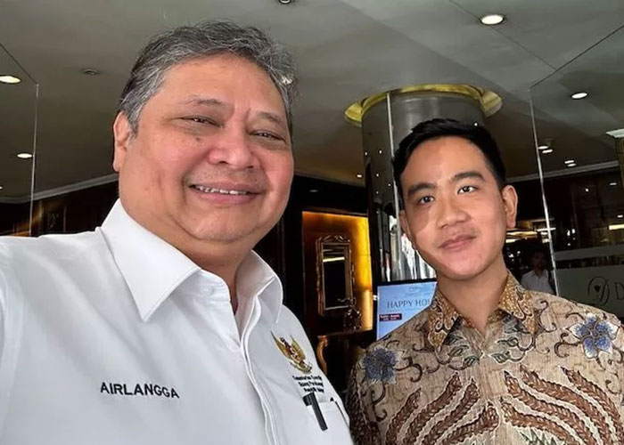 Menko Perekonomian sekaligus Ketum partai Golkar Airlangga Hartarto bersama Wali Kota Solo Gibran Rakabuming Raka.