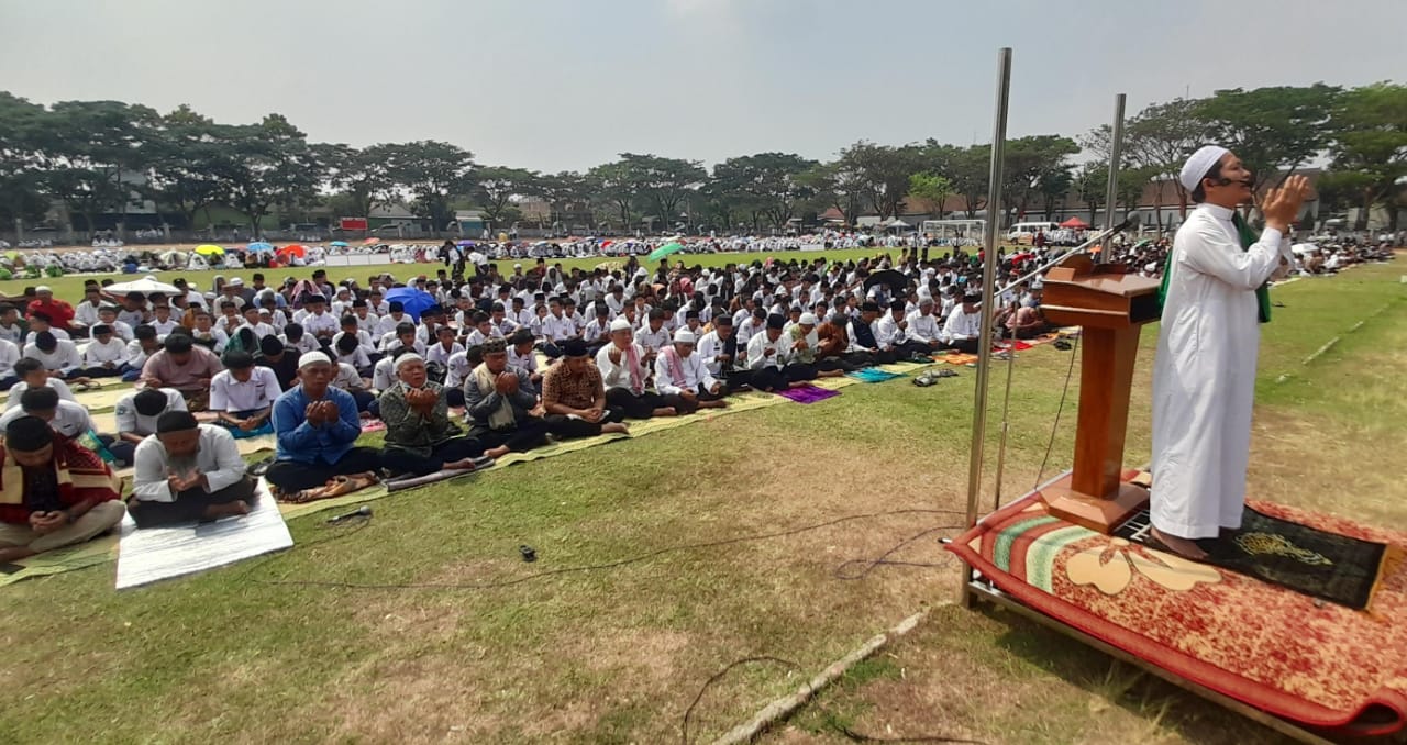 Ribuan warga dan PNS serta sejumlah pejabat pemerintahan Kabupaten Karanganyar, menggelar ibadah Shalat Istisqa dan berdoa memohon hujan di Stadion RM Said, Selasa (10/10) pagi.
